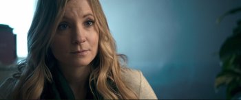 Movie still from “A Street Cat Named Bob” (2016), directed by Roger Spottiswoode – A person with long blonde hair; Close Up shot, Over the shoulder angle