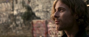 Movie still from “A Street Cat Named Bob” (2016), directed by Roger Spottiswoode – A person with long brown hair; Close Up shot, Low angle
