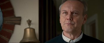 Movie still from “A Street Cat Named Bob” (2016), directed by Roger Spottiswoode – An older man is looking into the camera; Close Up shot, Low angle