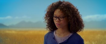 Movie still from “A Wrinkle in Time” (2018), directed by Ava DuVernay – A woman with glasses is standing in a field; Close Up shot, Over the shoulder angle