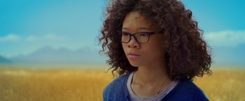 Movie still from “A Wrinkle in Time” (2018), directed by Ava DuVernay – A woman with glasses is standing in a wheat field; Close Up shot, Low angle