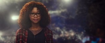 Movie still from “A Wrinkle in Time” (2018), directed by Ava DuVernay – A woman with glasses and a plaid shirt is posing for a picture; Medium shot, Over the shoulder angle