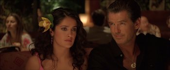 Movie still from “After the Sunset” (2004), directed by Brett Ratner – A man and a woman sitting next to each other; Close Up shot, Over the shoulder angle