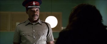 Movie still from “After the Sunset” (2004), directed by Brett Ratner – A man in a uniform is standing in front of a woman; Close Up shot, Over the shoulder angle