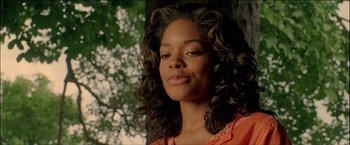 Movie still from “After the Sunset” (2004), directed by Brett Ratner – A person with long curly hair; Close Up shot, Low angle