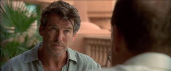 Movie still from “After the Sunset” (2004), directed by Brett Ratner – A person sitting in front of another person; Close Up shot, Over the shoulder angle