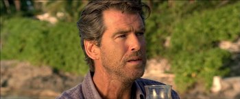 Movie still from “After the Sunset” (2004), directed by Brett Ratner – A person holding a glass of wine; Close Up shot, Over the shoulder angle