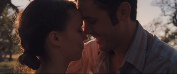 Movie still from “Ain't Them Bodies Saints” (2013), directed by David Lowery – A man and a woman are smiling at each other; Close Up shot, Over the shoulder angle