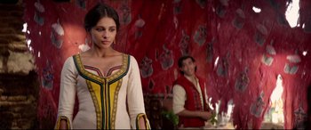 Movie still from “Aladdin” (2019), directed by Guy Ritchie – A man and a woman standing next to each other; Medium shot, Over the shoulder angle