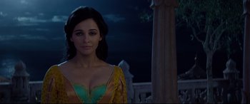Movie still from “Aladdin” (2019), directed by Guy Ritchie – A woman in a yellow and green dress; Close Up shot, Over the shoulder angle