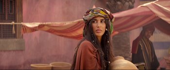 Movie still from “Aladdin” (2019), directed by Guy Ritchie – A woman with long brown hair wearing a turban; Close Up shot, Over the shoulder angle