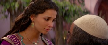 Movie still from “Aladdin” (2019), directed by Guy Ritchie – A young woman is standing in front of an older man; Close Up shot, Over the shoulder angle