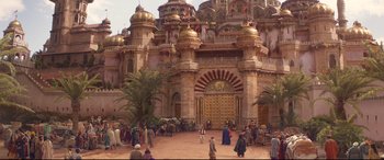 Movie still from “Aladdin” (2019), directed by Guy Ritchie – A large group of people standing in front of a building; Extreme Wide shot, Low angle