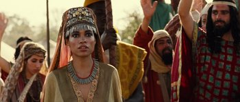 Movie still from “Alexander” (2004), directed by Oliver Stone – A woman wearing a headdress standing next to a man; Close Up shot, Over the shoulder angle