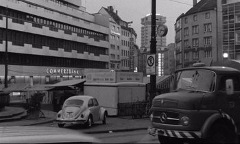 Movie still from “Alice in the Cities” (1974), directed by Wim Wenders – A black and white photo of a busy city street; Wide shot, High angle