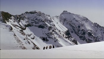 Movie still from “Alive” (1993), directed by Frank Marshall – A group of people standing on top of a snow covered slope; Extreme Wide shot, High angle