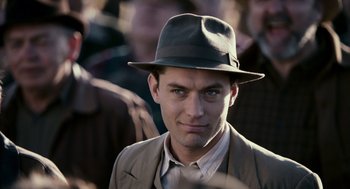 Movie still from “All the King's Men” (2006), directed by Steven Zaillian – A man wearing a hat and a suit; Close Up shot, Over the shoulder angle