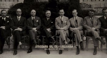 Movie still from “All the King's Men” (2006), directed by Steven Zaillian – A black and white photo of a group of men in suits sitting in a row; Medium shot, Low angle