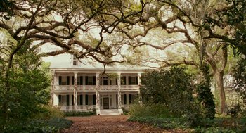 Movie still from “All the King's Men” (2006), directed by Steven Zaillian – A large white house sitting under a large tree; Extreme Wide shot, Low angle