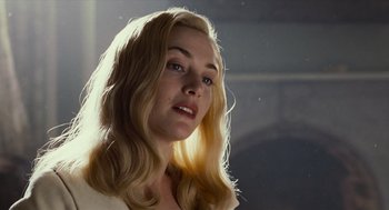 Movie still from “All the King's Men” (2006), directed by Steven Zaillian – A woman with blonde hair and blue eyes looking at the camera; Close Up shot, Low angle