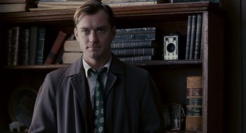 Movie still from “All the King's Men” (2006), directed by Steven Zaillian – A man standing in front of a book shelf; Close Up shot, Low angle
