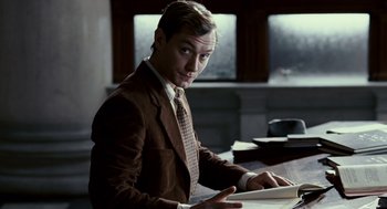 Movie still from “All the King's Men” (2006), directed by Steven Zaillian – A man in a brown jacket and a brown tie; Medium shot, High angle