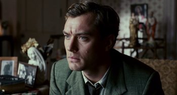 Movie still from “All the King's Men” (2006), directed by Steven Zaillian – A person wearing a suit and tie; Close Up shot, Over the shoulder angle
