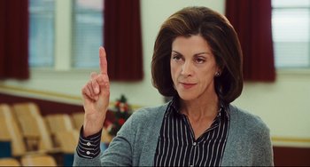 Movie still from “Alvin and the Chipmunks: The Squeakquel” (2009), directed by Betty Thomas – A woman is pointing to the side of her face; Close Up shot, Over the shoulder angle