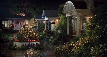 Movie still from “Alvin and the Chipmunks: The Squeakquel” (2009), directed by Betty Thomas – A house with a lot of christmas lights on the front of the house; Extreme Wide shot, High angle