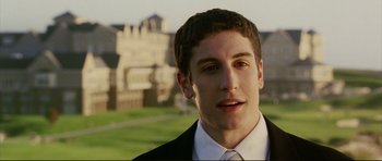 Movie still from “American Wedding” (2003), directed by Jesse Dylan – A man in a suit and tie in front of a castle; Close Up shot, Over the shoulder angle