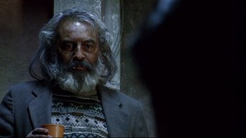 Movie still from “Amores Perros” (2000), directed by Alejandro G. Iñárritu – An old man with a beard and a sweater; Close Up shot, Low angle