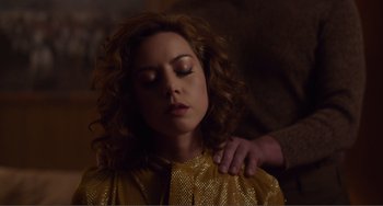 Movie still from “An Evening with Beverly Luff Linn” (2018), directed by Jim Hosking – A woman with her eyes closed is being hugged by a man; Close Up shot, Overhead angle