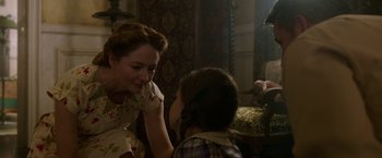 Movie still from “Annabelle: Creation” (2017), directed by David F. Sandberg – A woman and a child are sitting in a room; Medium shot, Over the shoulder angle