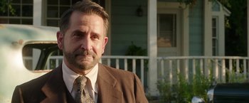 Movie still from “Annabelle: Creation” (2017), directed by David F. Sandberg – A man in a suit and tie standing in front of a house; Close Up shot, Over the shoulder angle