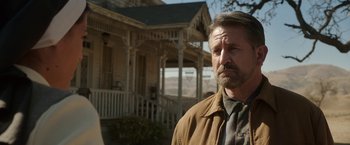 Movie still from “Annabelle: Creation” (2017), directed by David F. Sandberg – A man standing in front of an old house; Close Up shot, Over the shoulder angle