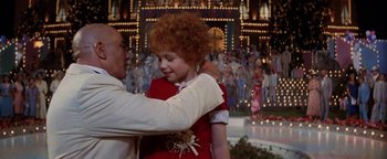 Movie still from “Annie” (1982), directed by John Huston – A man and a little girl in front of a crowd; Medium shot, Over the shoulder angle