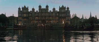 Movie still from “Anonymous” (2011), directed by Roland Emmerich – A large building that has a large body of water in front of it; Extreme Wide shot, High angle