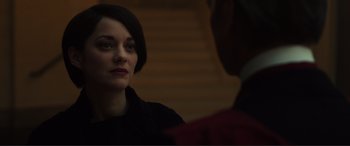 Movie still from “Assassin's Creed” (2016), directed by Justin Kurzel – A woman sitting in front of another person; Close Up shot, Over the shoulder angle