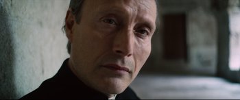 Movie still from “At Eternity's Gate” (2018), directed by Julian Schnabel – A man's face in a black shirt; Close Up shot, Low angle