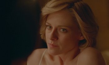 Movie still from “Spencer” (2021), directed by Pablo Larraín – A person with short blonde hair; Close Up shot, Over the shoulder angle