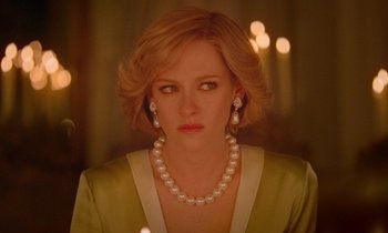Movie still from “Spencer” (2021), directed by Pablo Larraín – A woman wearing a pearl necklace and a green dress; Close Up shot, Low angle