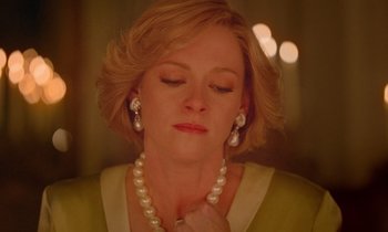 Movie still from “Spencer” (2021), directed by Pablo Larraín – A woman wearing a pearl necklace and a green dress; Close Up shot, Low angle
