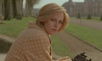 Movie still from “Spencer” (2021), directed by Pablo Larraín – A woman with blonde hair sitting on a bench; Close Up shot, Over the shoulder angle