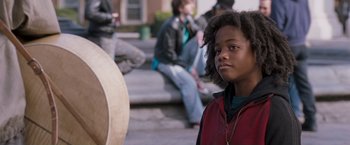 Movie still from “August Rush” (2007), directed by Kirsten Sheridan – A young boy standing in front of other young people; Close Up shot, Over the shoulder angle