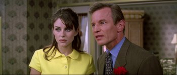 Movie still from “Austin Powers: International Man of Mystery” (1997), directed by Jay Roach – A man and a woman standing next to each other; Close Up shot, Over the shoulder angle