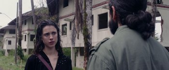 Movie still from “Stars at Noon” (2022), directed by Claire Denis – A man and a woman standing next to each other; Close Up shot, Over the shoulder angle