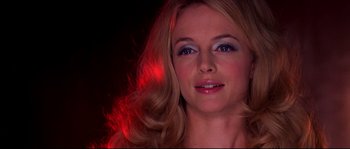 Movie still from “Austin Powers: The Spy Who Shagged Me” (1999), directed by Jay Roach – A person with long blonde hair; Close Up shot, Over the shoulder angle