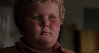 Movie still from “Bad Santa” (2003), directed by Terry Zwigoff – A person with curly blond hair; Close Up shot, Low angle
