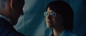 Movie still from “Battle of the Sexes” (2017), directed by Valerie Faris – A woman wearing glasses looking up at the sky; Close Up shot, Over the shoulder angle