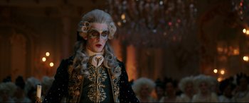 Movie still from “Beauty and the Beast” (2017), directed by Bill Condon – A man in a wig and a wig stands in front of a crowd; Medium shot, Over the shoulder angle